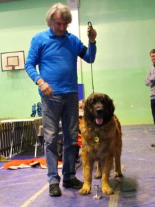 s pohárkem a medailí